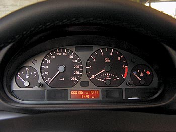 Приборная панель в традициях BMW отягощена указателем мгновенного расхода топлива