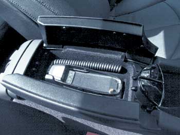 Внутри подлокотник плотно оккупирован проводкой под сотовый телефон