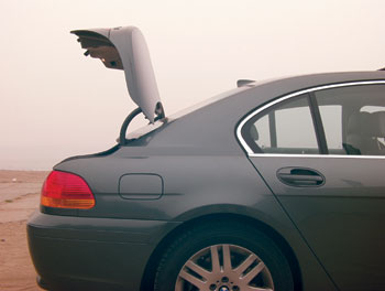 Силуэт кормы во многом держится за счет крышки багажника – стоит ее открыть, и "семерка" становится похожей на хэтчбек.