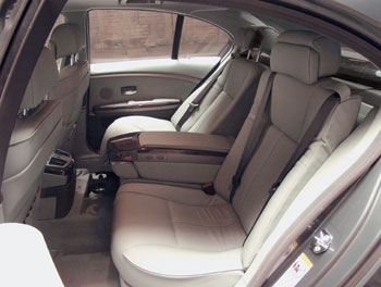 Эта фотография сделана для того, чтобы вы воочию убедились в возможностях раздельных регулировок задних кресел.