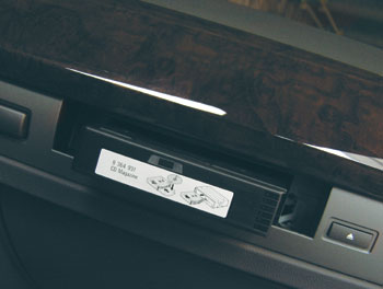 Штатный CD-чейнджер может воспроизводить музыку независимо от CD-плейера головного устройства.