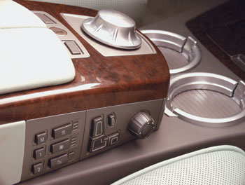 Самый "продвинутый" подлокотник на планете: здесь находятся кнопки всех регулировок передних сидений и Его Величество Всемогущий контроллер iDrive.