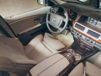 Еще несколько фактов из "мира номер семь". Передняя панель салона и перегородка за спинками задних сидений выполнены из натурального ясеня. Диапазон регулировки кресел подлине подушки более чем убедителен. А подстаканники из пластика "под алюминий" з