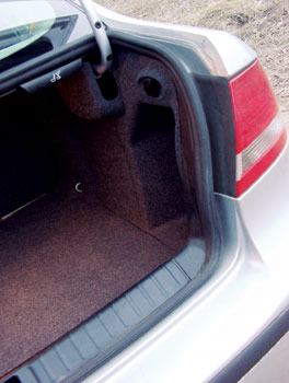 Спинку заднего сидения можно сложить прямо из багажника.