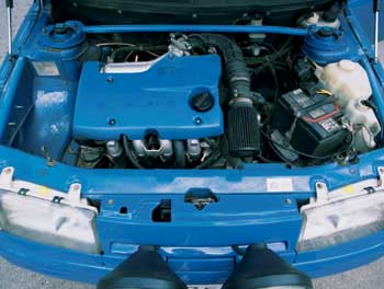 Lada K-ART: Даже увеличивающая жесткость кузова "распорка" выкрашена в синий цвет