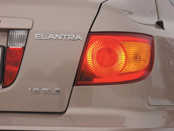 Hyundai Elantra 1.6 GLS / 3