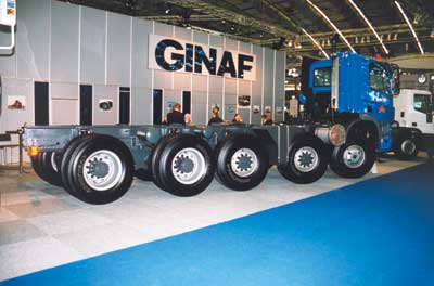 У автомобиля GINAF X 5450 S с колесной формулой "10х8" четыре оси из пяти – управляемые