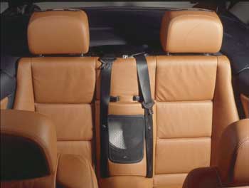 Решетка между задними креслами - один из немногих намеков на необычность этой М3