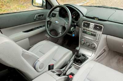 Subaru Forester 2.0 X: Классический стиль оформления поддерживает спокойное деловое настроение