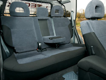 Mitsubishi Outlander 2.0 Sport: В заднем сиденье есть откидной подлокотник с выдвижными подстаканниками