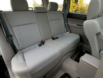 Subaru Forester 2.0 X: Сидящим сзади оставлено не так уж и много места для ног, нет откидного подлокотника