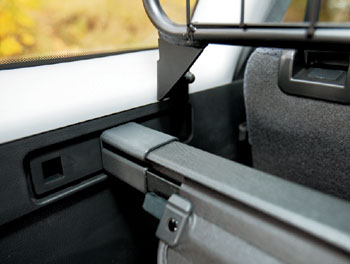 Mitsubishi Outlander 2.0 Sport: Наклон спинок задних сидений регулируется, и для полки-шторки багажника заботливо предусмотрены 3 различных положения