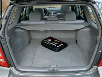 Subaru Forester 2.0 X: Глубокий и широкий, багажник мог бы быть куда больше по объему, если бы не выступающие кожухи подвески МакФерсон