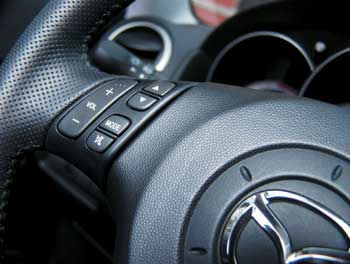 Кнопки на руле – солидно и практично