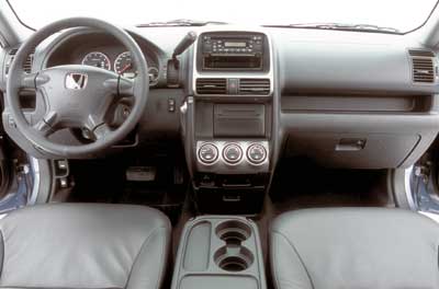 Honda CR-V: Немного напоминает современную мебель со встроенной бытовой техникой: полочки, ящички, кармашки…