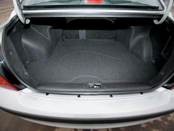 Зауженный проем между салоном и багажником, можно сказать, традиция седанов Mitsubishi. С одной стороны, выше жесткость кузова, с другой – ограничена ширина перевозимого груза