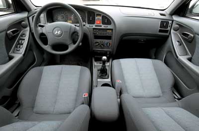 Hyundai Elantra 1.6: Форма панели напоминает Saab, сиреневая подсветка приборов – Volkswagen… Что называется, с миру по нитке. Но  качество и мягкого, и жесткого пластика вызывает уважение