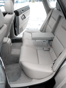На заднем сиденье не так уж и просторно, да и подлокотник простоват. Традиционная для Subaru дверь – без рамки стекла: будьте внимательны