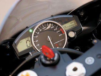 Новый YZF-R1 переносит гоночные технологии на дороги общего пользования