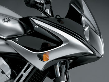 Мотоцикл в деталях: стильный новый полуобтекатель, патрубки системы выпуска “под хвостом” и удобное оформление панели приборов