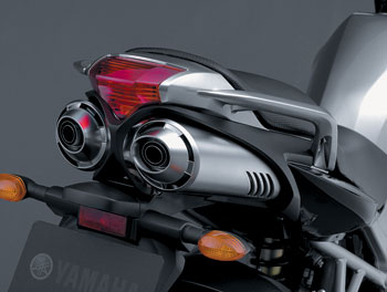 Мотоцикл в деталях: стильный новый полуобтекатель, патрубки системы выпуска “под хвостом” и удобное оформление панели приборов