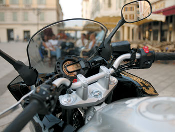 Мотоцикл в деталях: стильный новый полуобтекатель, патрубки системы выпуска “под хвостом” и удобное оформление панели приборов