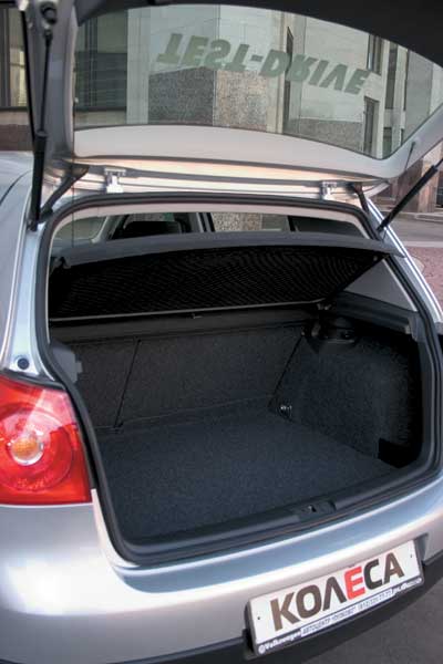Багажник может и не очень вместителен, но его простая форма очень практична