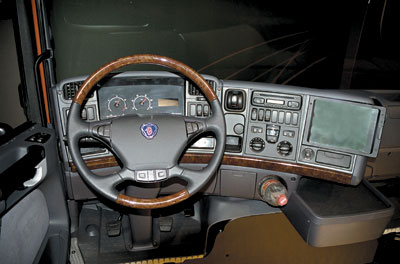 Интерьер кабины претерпел ощутимые перемены, что особенно заметно по обновленному рабочему месту водителя. Специалистам по эргономике – твердая пятерка!