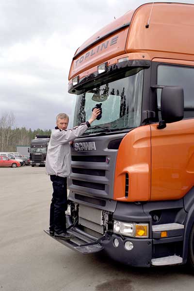 Благодаря большому углу открывания при поднятой кабине обслуживать R-серию очень удобно. Не закрытые дверью ступеньки легче чистить от грязи, да и зимой с ними проблем не будет