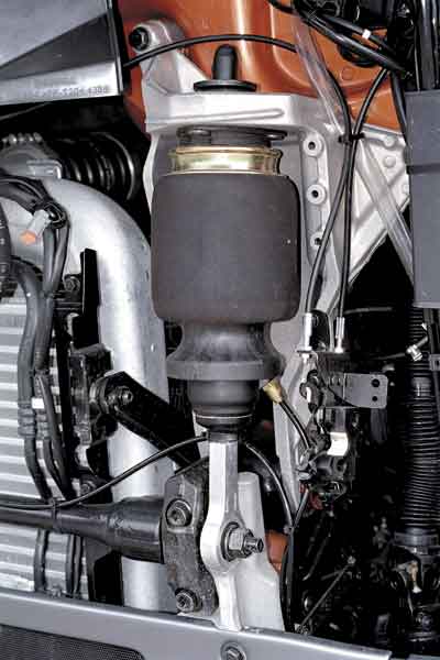 Благодаря большому углу открывания при поднятой кабине обслуживать R-серию очень удобно. Не закрытые дверью ступеньки легче чистить от грязи, да и зимой с ними проблем не будет