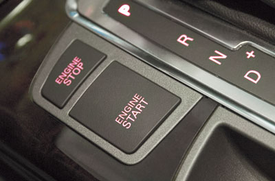 Если ключ от машины лень доставать из кармана, двигателем можно управлять кнопками