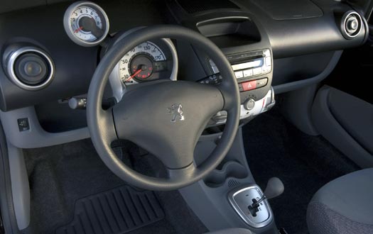 Peugeot 107:  место водителя