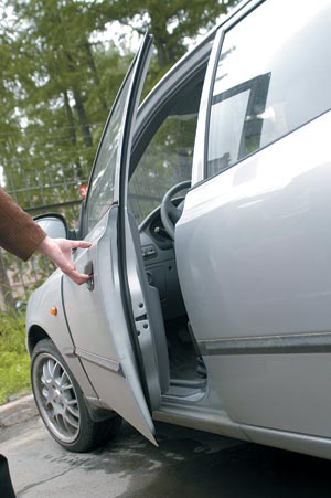Отдельный канал управления позволяет открывать багажник и/или
водительскую дверь без снятия машины с охраны