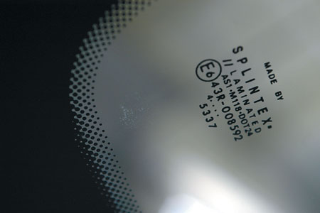 Фирменные стекла можно отличить по нанесению маркировки и качеству обработки кромки