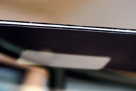 Фирменные стекла можно отличить по нанесению маркировки и качеству обработки кромки