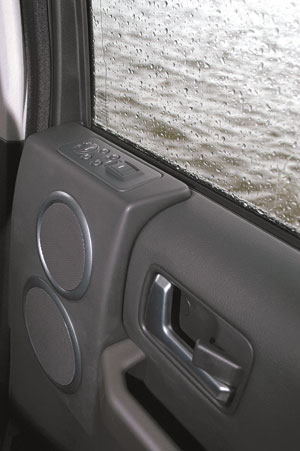 Динамики бортовой аудиосистемы от harman/kardon разбросаны по всему салону