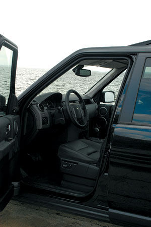 Темный кожаный салон и черный цвет кузова – не самое радостное сочетание