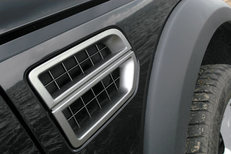 Воздухозаборник на крыле становится фамильной чертой автомобилей Land/Range Rover