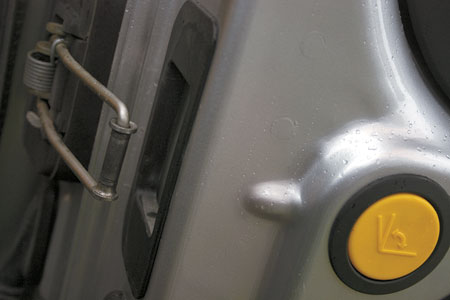 Желтые кнопки на каждой из створок задней двери высвобождают фиксаторы