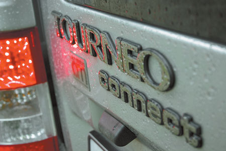 Название Tourneo носит грузопассажирская версия машины