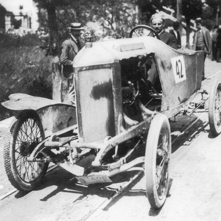 Автомобиль ФКР в начале гонки в Опатии в 1911 г. с Отто Хиронимусом, его разработчиком, за рулём. Стоит ли спрашивать почему автомобиль прозвали "Гроб"?