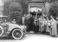 В 1906 на автомобильном Салоне в Берлине компания представила свой первый автобус
