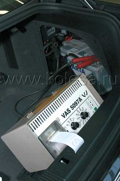 Обязательно проводится проверка состояния аккумулятора, поскольку на него зимой ложится повышенная нагрузка. Делается это с помощью специальной аппаратуры, выдающей распечатку результатов