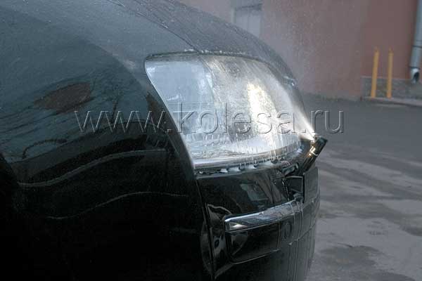 В длинных магистралях омывателя фар и форсунок может остаться замерзающая летняя жидкость. Необходимо прокачивать систему пока зимняя жидкость не начнет разбрызгиваться на фары и задние стекла