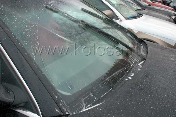 До прихода морозов не забыть сменить жидкость омывателя стекол. Ею нужно тщательно прокачать всю систему