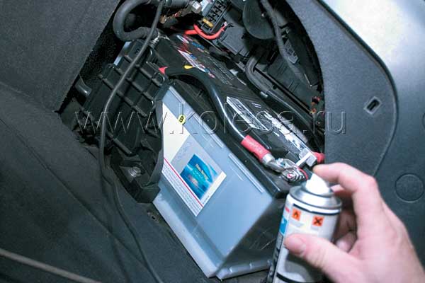 Обработка контактов аккумулятора – нелишнее и полезное мероприятие