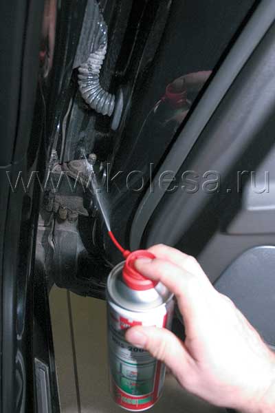 Полезная процедура – смазка петель дверей и багажника