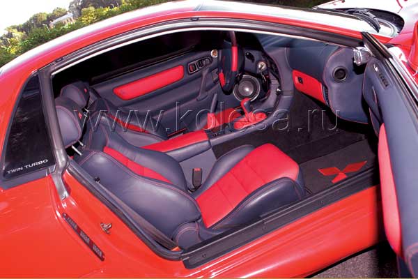 Черно-красно-кожаный салон – произведение питерских мастеров