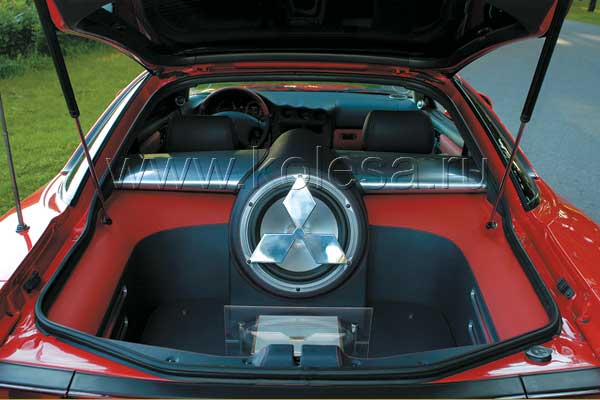 ...и не вздумайте класть сюда сумки! В багажнике живут усилители и сабвуфер