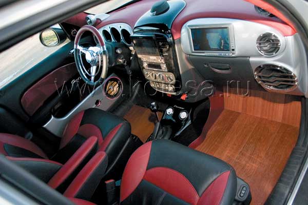 Интерьер - гармония кожи, дерева и металла. Получилось удачно. Для пущей гармонии динамики прикрыты стильными решетками